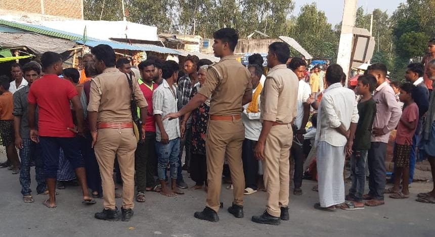 Barabanki के कमोली गांव का युवक मजदूरी के लिए गुजरात गया था, लेकिन संदिग्ध परिस्थितियों में मौत हो गई। शव पर चोटों के निशान देखकर परिजनों ने ठेकेदार पर हत्या का आरोप लगाया। पुलिस की लापरवाही से भड़के ग्रामीणों ने शव चौराहे पर रखकर प्रदर्शन किया।