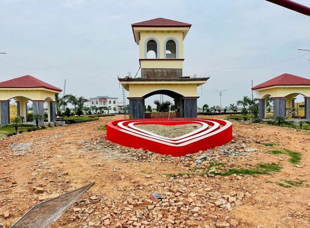 Barabanki: सरकारी ज़मीनो को 'बाप की बपौती' समझकर बेच रहा भू माफिया बाबा पठान, ध्वस्तीकरण आदेश को मुंह चिढ़ा रही भैय्यू की अवैध हीरो एजेंसी – रसूखदारों के सामने घुटनों पर है पुलिस-प्रशासन ?