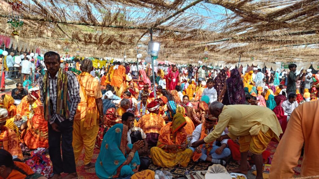 Barabanki: भाकियू ‘टिकैत’ का 14वां सामूहिक विवाह समारोह सम्पन्न, मंत्रोच्चारण और कुरआन की आयतों के बीच 117 जोड़ों ने लिया जीवनभर साथ निभाने का संकल्प