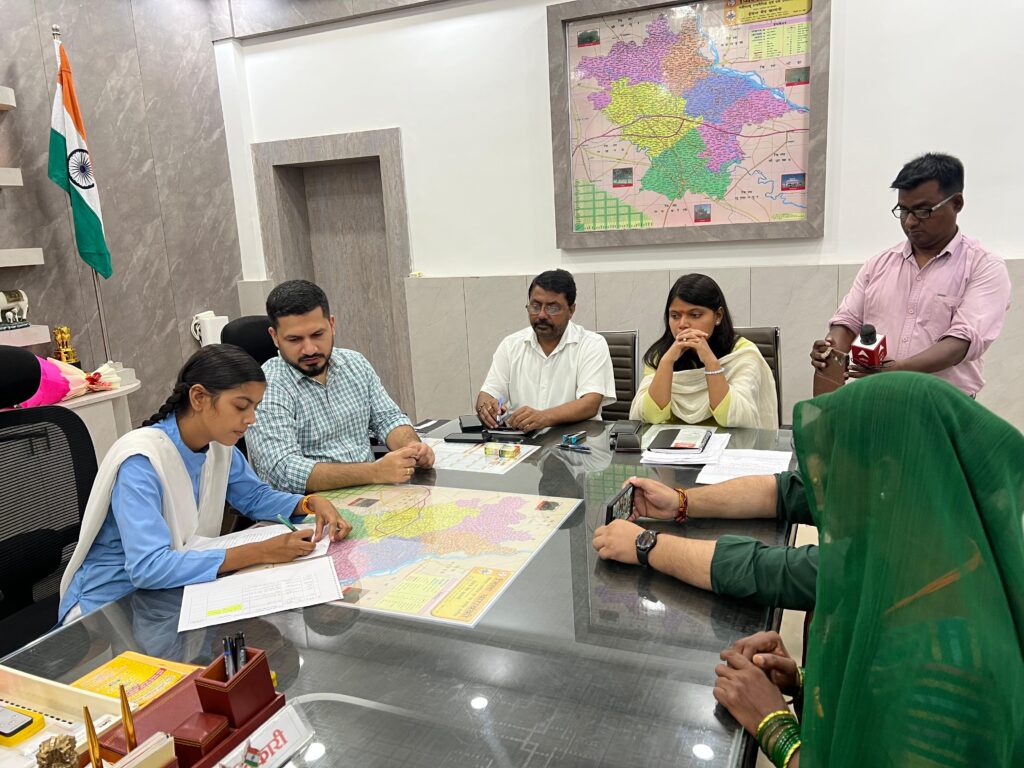 Barabanki: डीएम शशांक त्रिपाठी की पहल ने बेटियों के आत्मविश्वास को दी नई उड़ान, दुर्गा अष्टमी पर छात्रा आंचल वर्मा बनी एक दिन की जिलाधिकारी