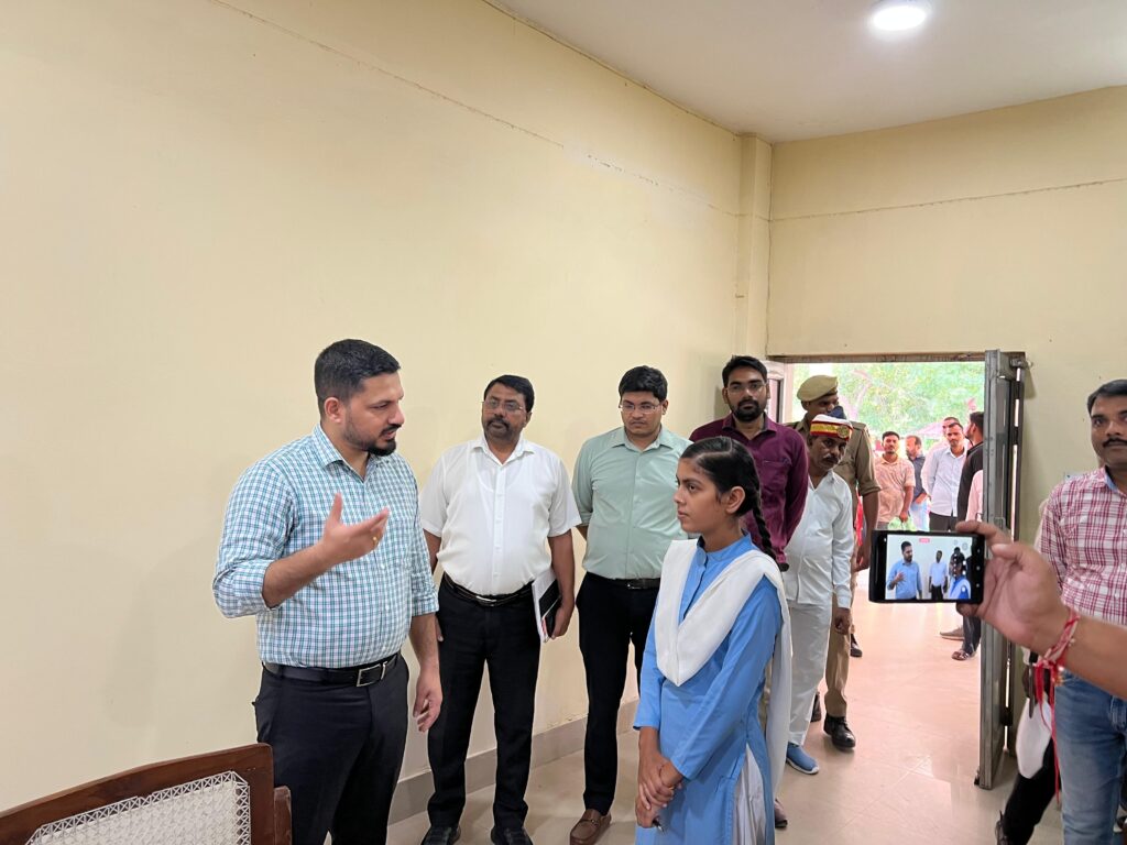 Barabanki: डीएम शशांक त्रिपाठी की पहल ने बेटियों के आत्मविश्वास को दी नई उड़ान, दुर्गा अष्टमी पर छात्रा आंचल वर्मा बनी एक दिन की जिलाधिकारी