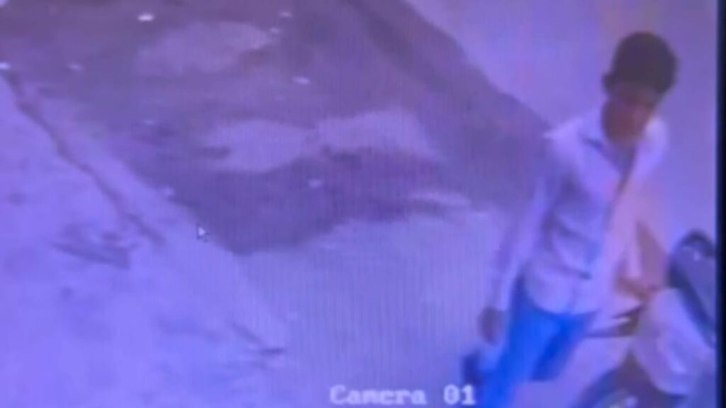 Barabanki: थाने से महज़ 200 मीटर दूर दिन दहाड़े एक लाख की चोरी, सीसीटीवी में कैद हुआ आरोपी