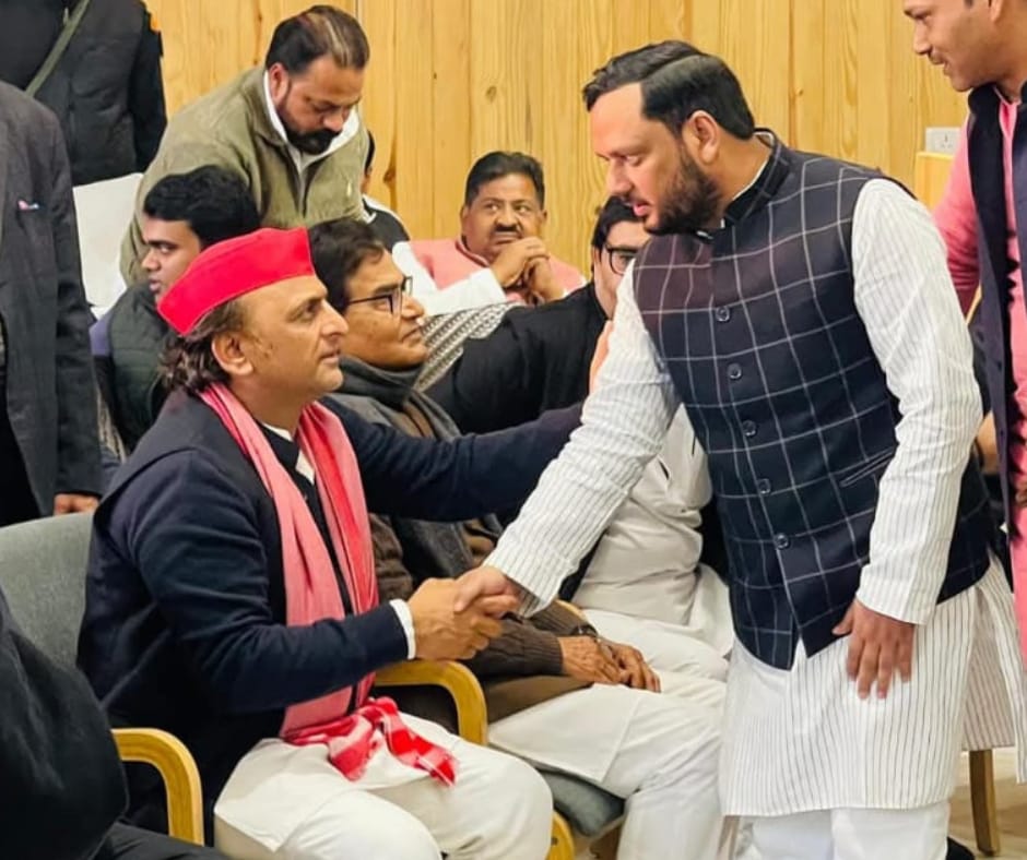 Barabanki: सपा जिलाध्यक्ष हाफिज़ अयाज़ पर डकैती समेत कई गंभीर धाराओं में मुकदमा दर्ज, कोर्ट की फटकार के बाद हरकत में आई पुलिस