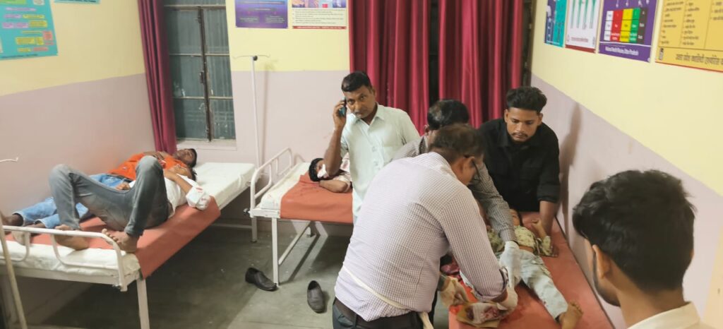 Barabanki: देवा मेला से लौट रहे श्रद्धालुओं की ऑटो मे टक्कर मारकर खंती में पलटी तेज़ रफ़्तार क्रेटा — एक दर्जन से अधिक घायल 