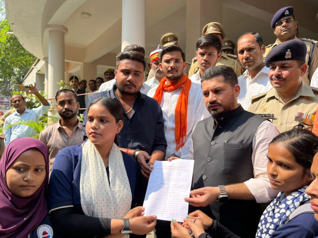 Barabanki: अब पैरामेडिकल कोर्स की मान्यता को लेकर विवादों में घिरी श्री रामस्वरूप यूनिवर्सिटी, ABVP ने डीएम कार्यालय का किया घेराव, आंदोलन का दिया अल्टीमेटम 