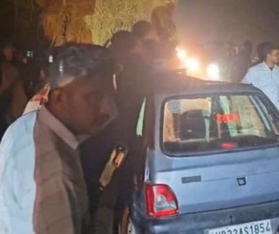 Barabanki: खड़ी ट्रैक्टर-ट्रॉली से टकराई तेज़ रफ़्तार मारुति 800 कार, एक की मौत - तीन गंभीर घायल