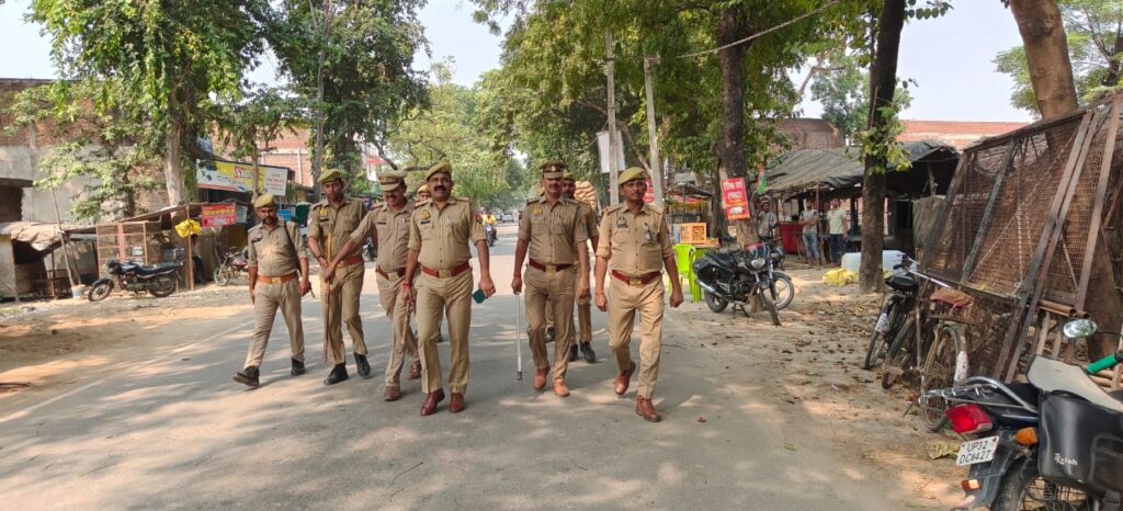 Barabanki: दीपावली पर पैदल गश्त कर घुंघटेर पुलिस ने सुरक्षा व्यवस्था का लिया जायज़ा, लोगों को पटाखों के सुरक्षित उपयोग के प्रति किया जागरूक
