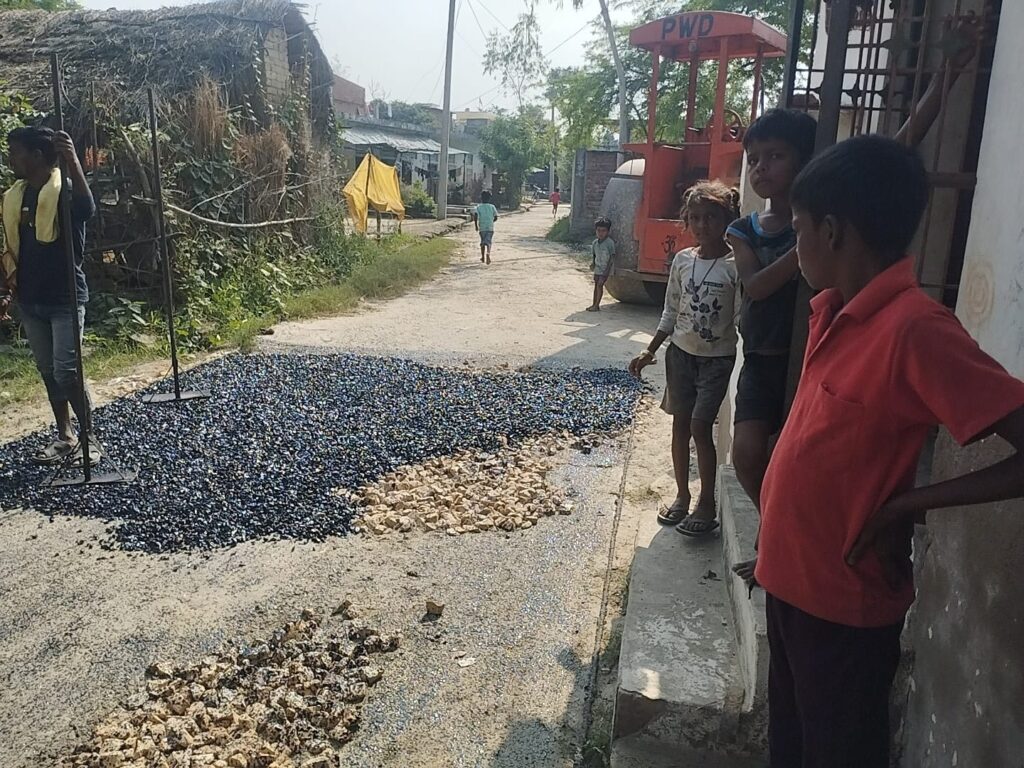 Barabanki: घटिया सड़क निर्माण से भड़के ग्रामीण, काम रुकवाया, जमकर किया प्रदर्शन —  एसडीएम ने दिए जांच के आदेश