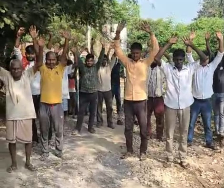 Barabanki: घटिया सड़क निर्माण से भड़के ग्रामीण, काम रुकवाया, जमकर किया प्रदर्शन —  एसडीएम ने दिए जांच के आदेश