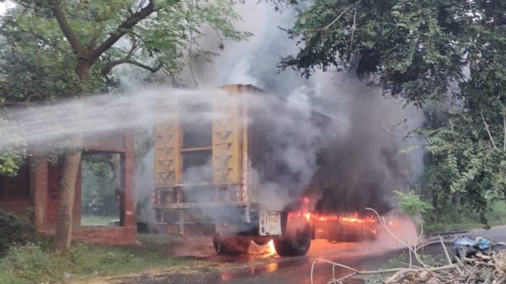 Barabanki:  खड़े ट्रक में लगी भीषण आग, गैस सिलेंडर और टायर फटने से मची अफरा-तफरी, फायर ब्रिगेड ने कड़ी मशक्कत के बाद पाया काबू