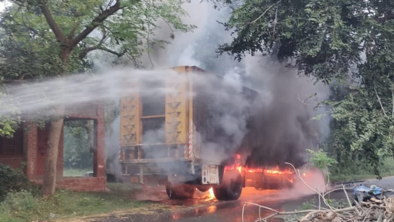 Barabanki:  खड़े ट्रक में लगी भीषण आग, गैस सिलेंडर और टायर फटने से मची अफरा-तफरी, फायर ब्रिगेड ने कड़ी मशक्कत के बाद पाया काबू