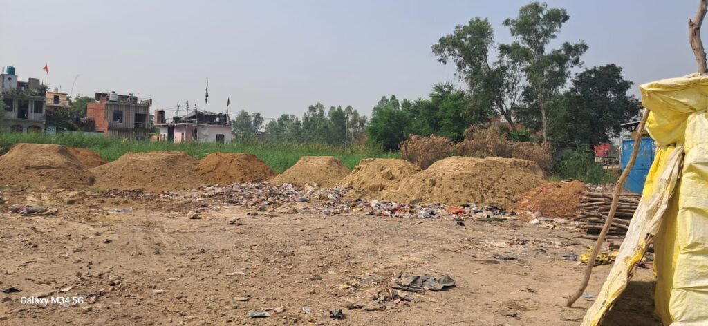 Barabanki: भू माफियाओ के हौंसले बुलंद, डंपरों से मिट्टी पाट कर सरकारी तालाब पर अवैध कब्जा — चेयरमैन ने डीएम-एसडीएम को लिखा पत्र 