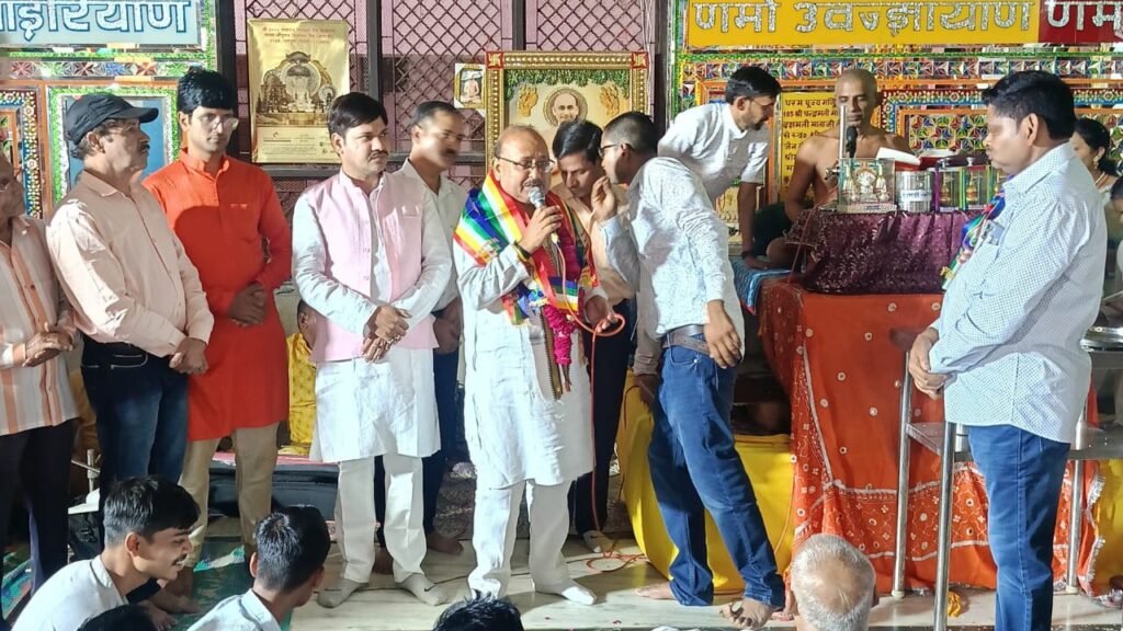 बाराबंकी के त्रिलोकपुर में भगवान श्री 1008 नेमिनाथ स्वामी जी का गर्भकल्याणक महोत्सव बड़ी धूमधाम से मनाया गया। भव्य शोभायात्रा, पूजन-अभिषेक और विशाल भंडारे में हजारों श्रद्धालुओं ने लिया हिस्सा।