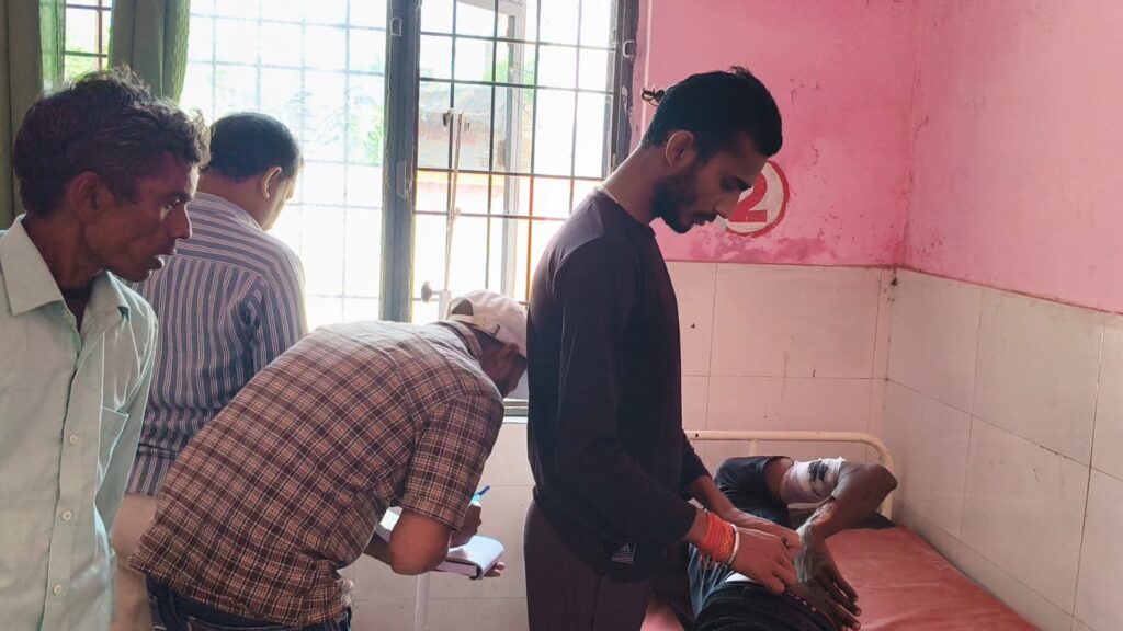 Barabanki: दो अलग-अलग सड़क हादसों में चार लोग घायल — महिला सहित तीन की हालत गंभीर, जिला अस्पताल रेफर