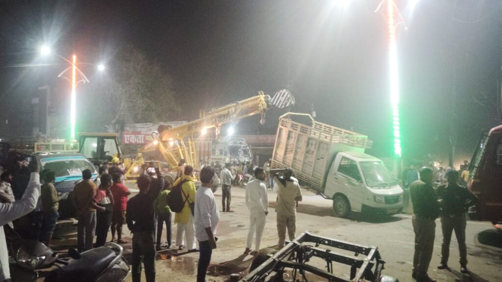 Barabanki: महिंद्रा सर्विस सेंटर में लगी भीषण आग, बगल में पेट्रोल पंप होने से इलाके में फैली दहशत — दमकल की आधा दर्जन गाड़िया मौके पर 