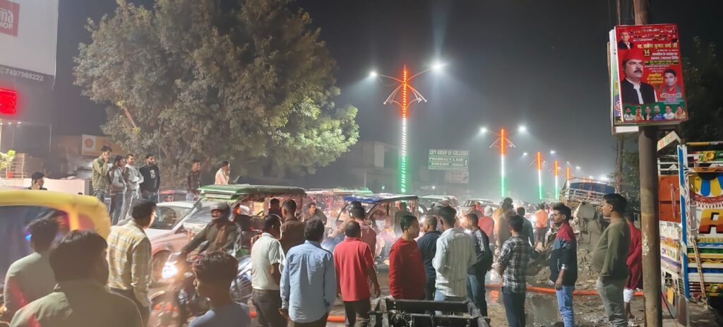 Barabanki: महिंद्रा सर्विस सेंटर में लगी भीषण आग, बगल में पेट्रोल पंप होने से इलाके में फैली दहशत — दमकल की आधा दर्जन गाड़िया मौके पर 