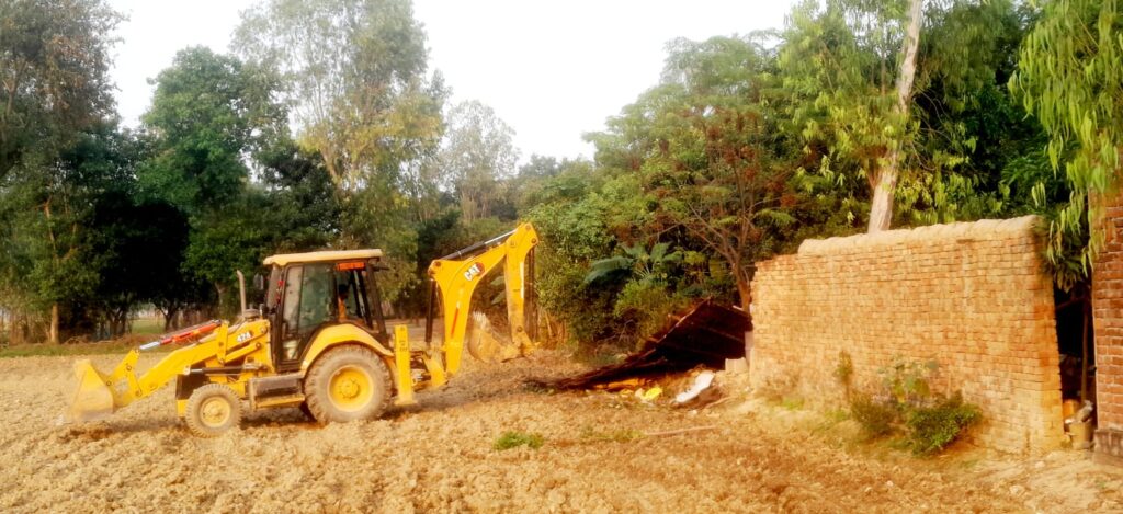 Barabanki: हरिजन आबादी की भूमि से हटाया गया अवैध कब्जा, नायब तहसीलदार की अगुवाई में राजस्व और पुलिस टीम की बड़ी कार्रवाई
