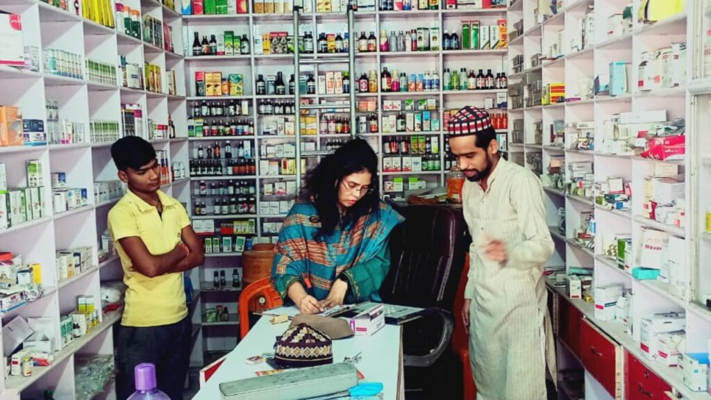 Barabanki: ड्रग इंस्पेक्टर रज़िया बानो ने कई मेडिकल स्टोर्स का किया औचक निरीक्षण, जांच के लिए भेजे 4 दवाओं के सैंपल, एक स्टोर की बिक्री पर रोक।