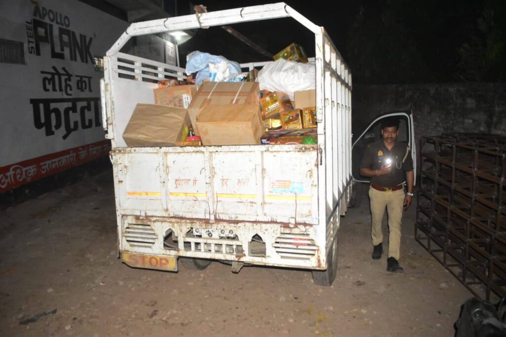 Barabanki: घनी आबादी के बीच अवैध पटाखा गोदाम पर पुलिस का छापा, 90 लाख रुपए का विस्फोटक बरामद, एक चिंगारी मचा सकती थी तबाही 