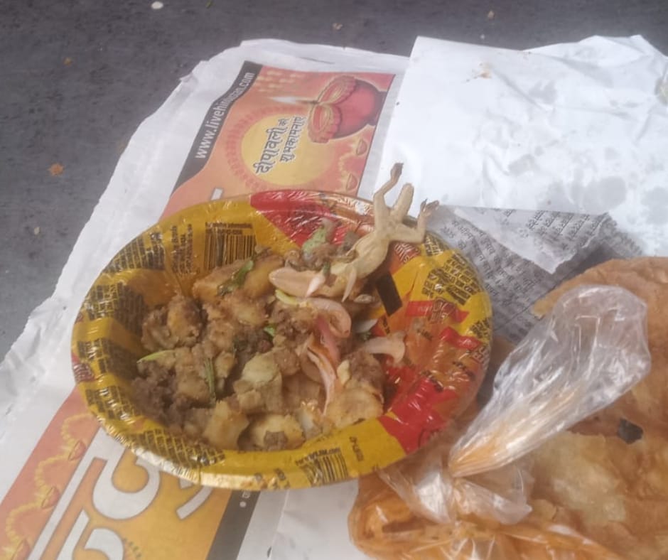 Barabanki: सब्ज़ी में मरी छिपकली को लेकर हुआ हंगामा, अब उसी होटल का प्रचार करते दिखे इंस्पेक्टर साहब, लोगो ने सोशल मीडिया पर उठाए सवाल