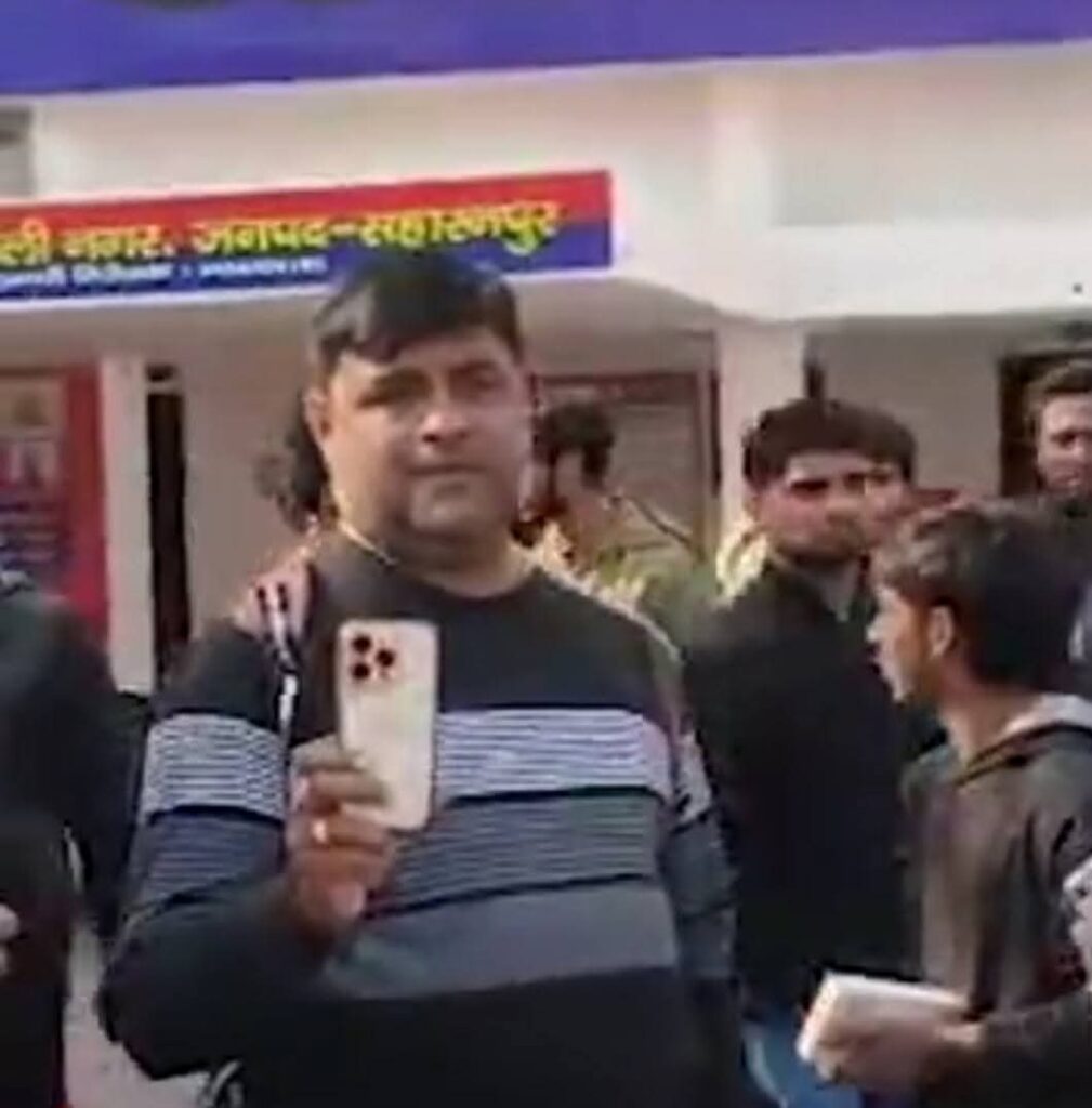 UP News: अचानक बंद हुए, फिर नहीं खुले सैकड़ों लोगों के एप्पल आईफोन; भड़के ग्राहकों का शॉप पर हंगामा