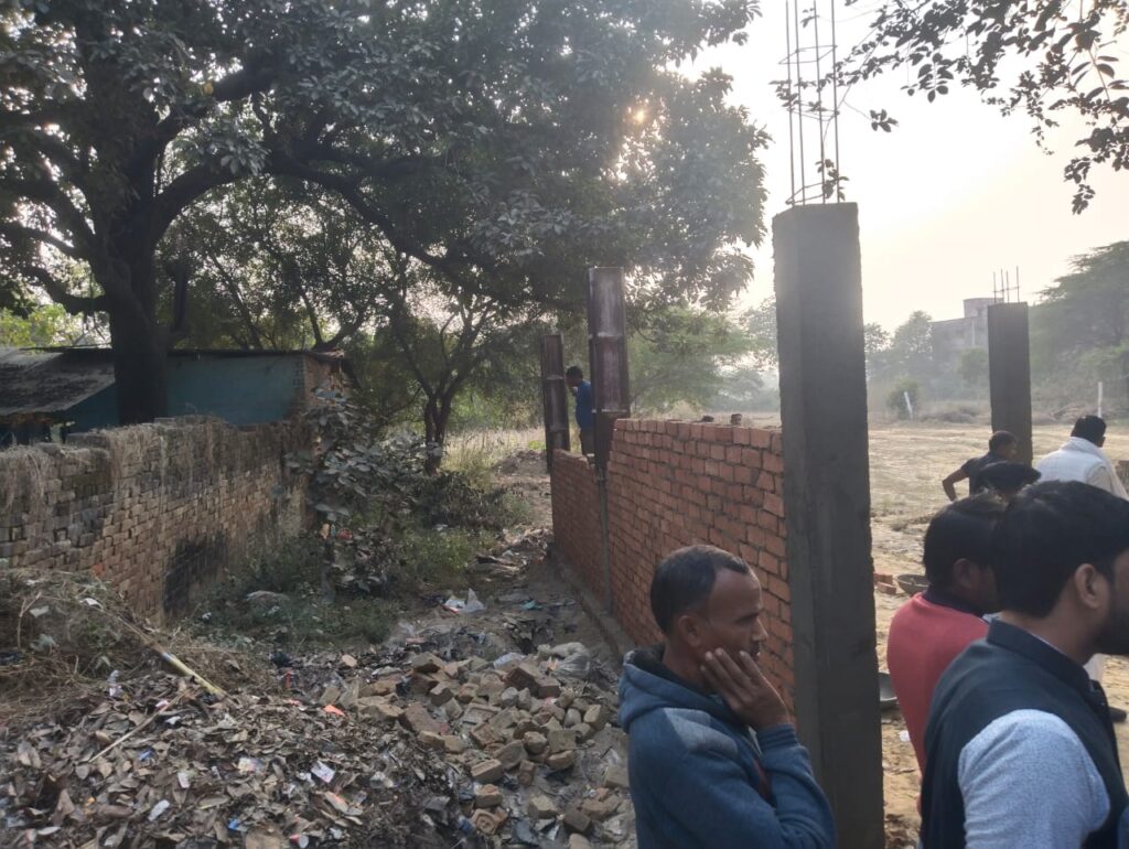 Barabanki: सेवानिवृत्त होमगार्ड कर रहा प्लॉट पर अवैध कब्जा, पुलिस बनी मददगार, शिकायत के बावजूद नहीं रुकवा रही निर्माण कार्य