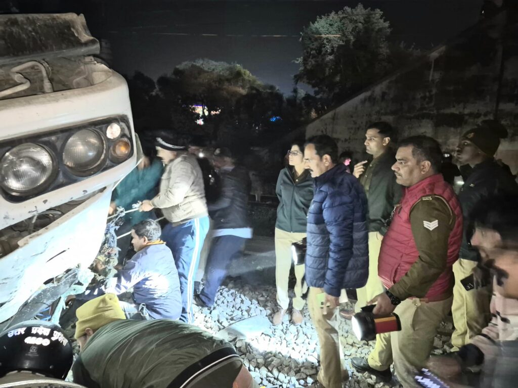 Barabanki: टला बड़ा हादसा - पुल की रेलिंग तोड़ रेलवे ट्रैक पर गिरा अनियंत्रित डंपर, 2 घंटे तक फंसी रही दर्जनों ट्रेन