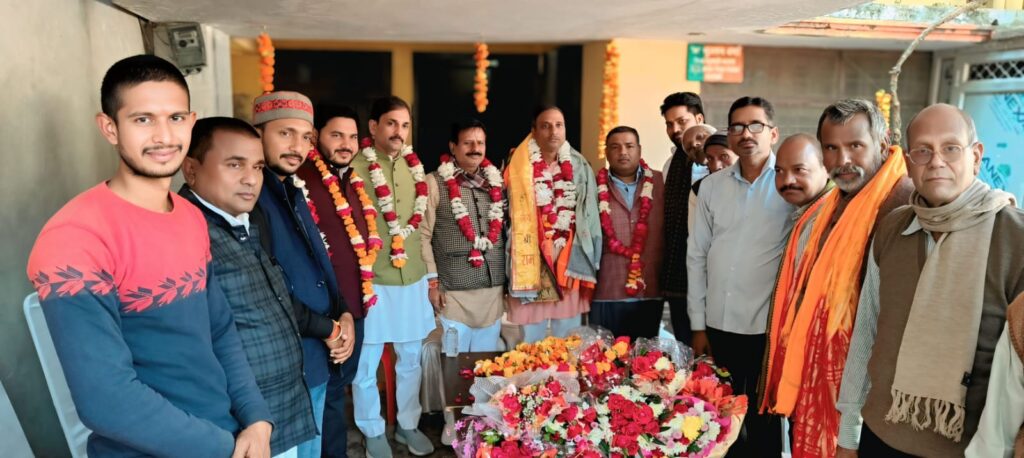 Barabanki: भुल्लन वर्मा के रूप में पहली बार कुर्मी बिरादरी को मिली जिला भाजपा की कमान, समर्थकों में फूल मालाओं से लादकर किया ख़ुशी का इज़हार 