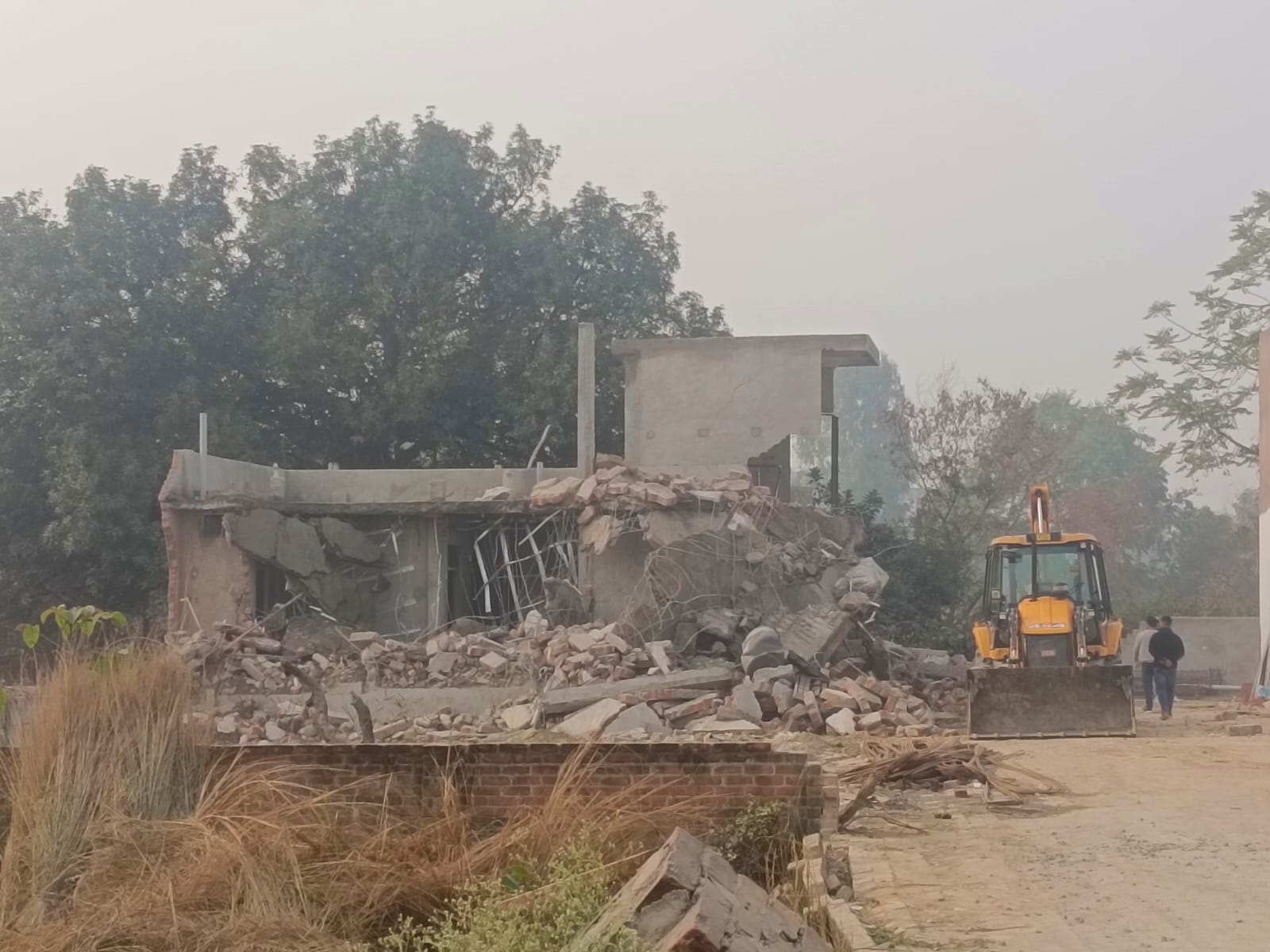 Barabanki: डीएम के निर्देश पर अवैध प्लाटिंग पर गरजा जिला प्रशासन का बुलडोजर, जमींदोज किया गया अवैध निर्माण, भू-माफियाओ में हड़कंप