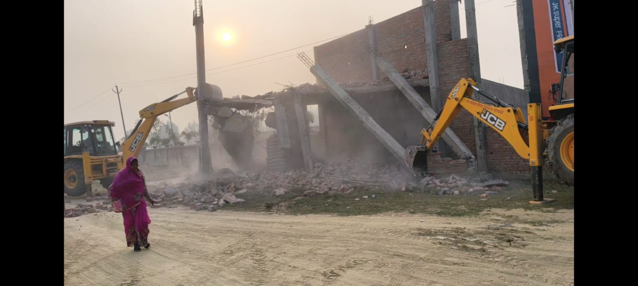 Barabanki: डीएम के निर्देश पर अवैध प्लाटिंग पर गरजा जिला प्रशासन का बुलडोजर, जमींदोज किया गया अवैध निर्माण, भू-माफियाओ में हड़कंप