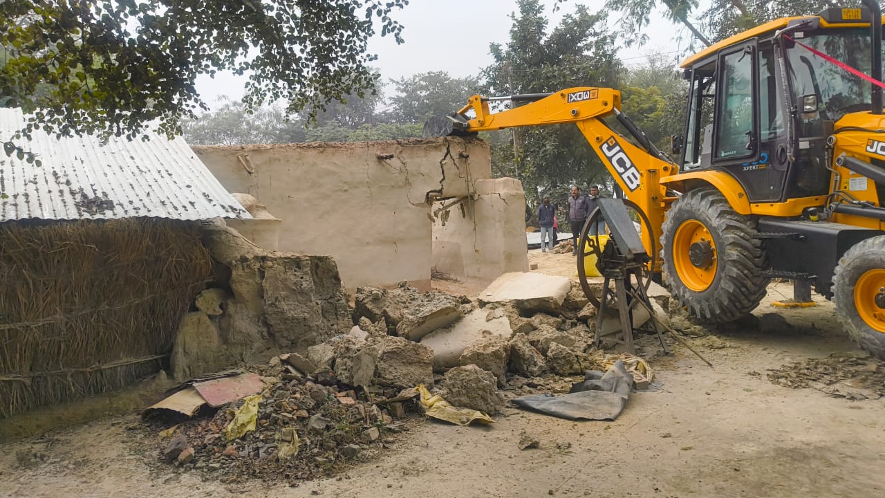 Barabanki: सरकारी भूमि पर अवैध अतिक्रमण के ख़िलाफ़ प्रशासन का बुलडोजर एक्शन, मुक्त कराई गई 32 बीघा ज़मीन