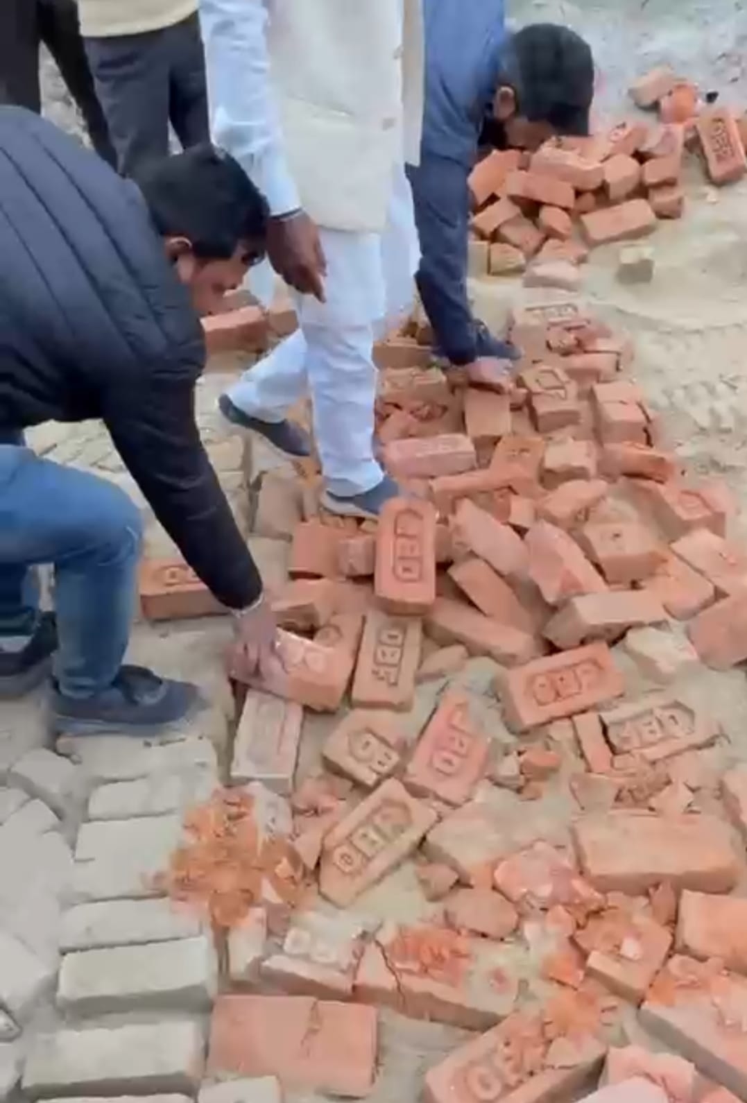 Barabanki: करोड़ो की लागत से लग रहे खड़ंजे में पीली ईंट का उपयोग, ग्रामीणों ने सिंचाई विभाग पर लगाया भ्रष्टाचार का गंभीर आरोप