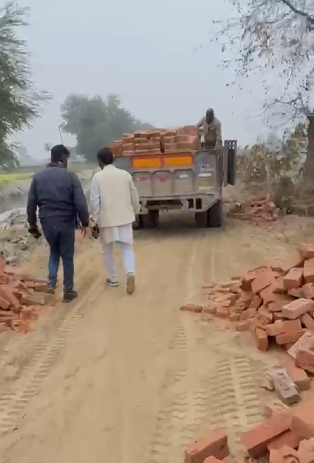 Barabanki: करोड़ो की लागत से लग रहे खड़ंजे में पीली ईंट का उपयोग, ग्रामीणों ने सिंचाई विभाग पर लगाया भ्रष्टाचार का गंभीर आरोप