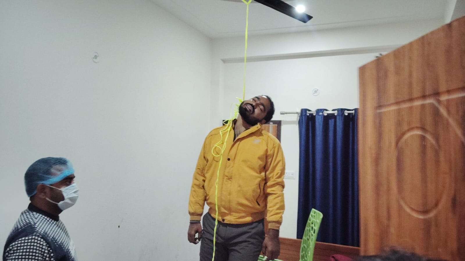 Barabanki: होटल के कमरे में फांसी के फंदे पर झूलता मिला युवक का शव, मृतक के व्हाट्सएप स्टेट्स पर तस्वीर के साथ लिखा मिला यह संदेश