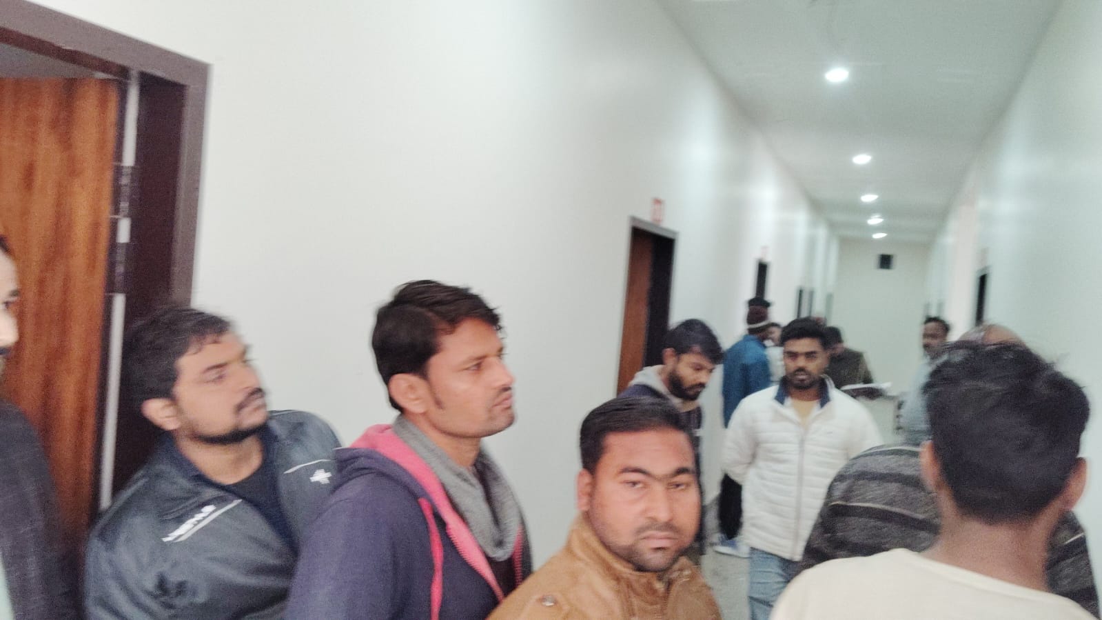 Barabanki: होटल के कमरे में फांसी के फंदे पर झूलता मिला युवक का शव, मृतक के व्हाट्सएप स्टेट्स पर तस्वीर के साथ लिखा मिला यह संदेश