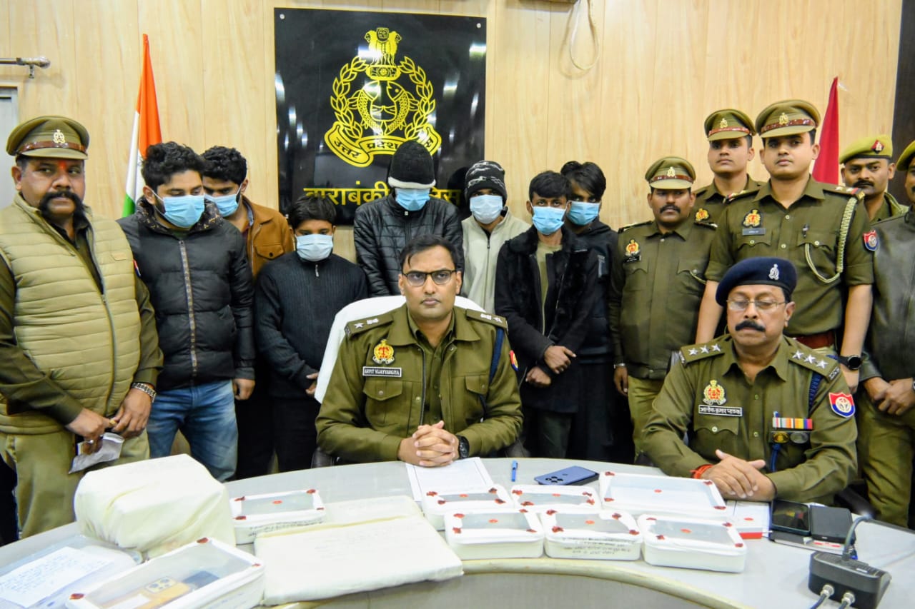 Barabanki: ऑनलाइन गेमिंग सेंटर का खुलासा, 08 अंतर्राज्यीय साइबर ठग गिरफ्तार; भारी तादाद में मोबाइल-लैपटॉप समेत फर्जी दस्तावेज बरामद