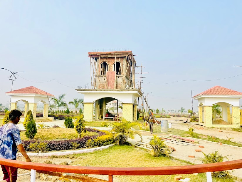 Barabanki News: सरकारी ज़मीन पर अवैध प्लाटिंग के खिलाफ प्रशासन की बड़ी कार्रवाई, HM ग्रीन सिटी के अवैध निर्माण पर चला बुलडोजर, मचा हड़कंप