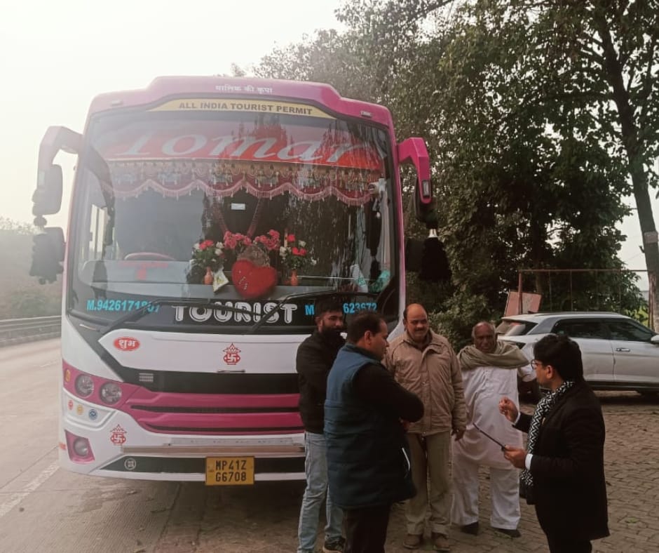 Barabanki: राष्ट्रीय सड़क सुरक्षा माह के तहत परिवहन विभाग की बड़ी कार्रवाई, 4 ओवरलोड वाहन सीज, 41 का चालान