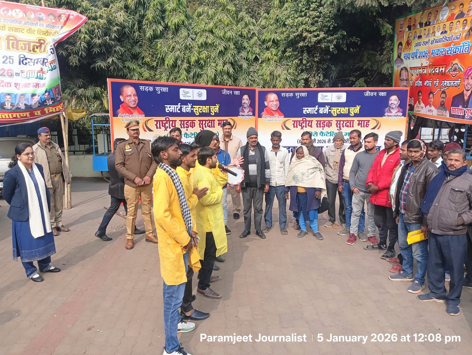 Barabanki: नुक्कड़ नाटक से लोगों को रोड सेफ़्टी नियमों के प्रति किया जागरूक, हेलमेट-सीट बेल्ट व सुरक्षित ड्राइविंग का दिया संदेश