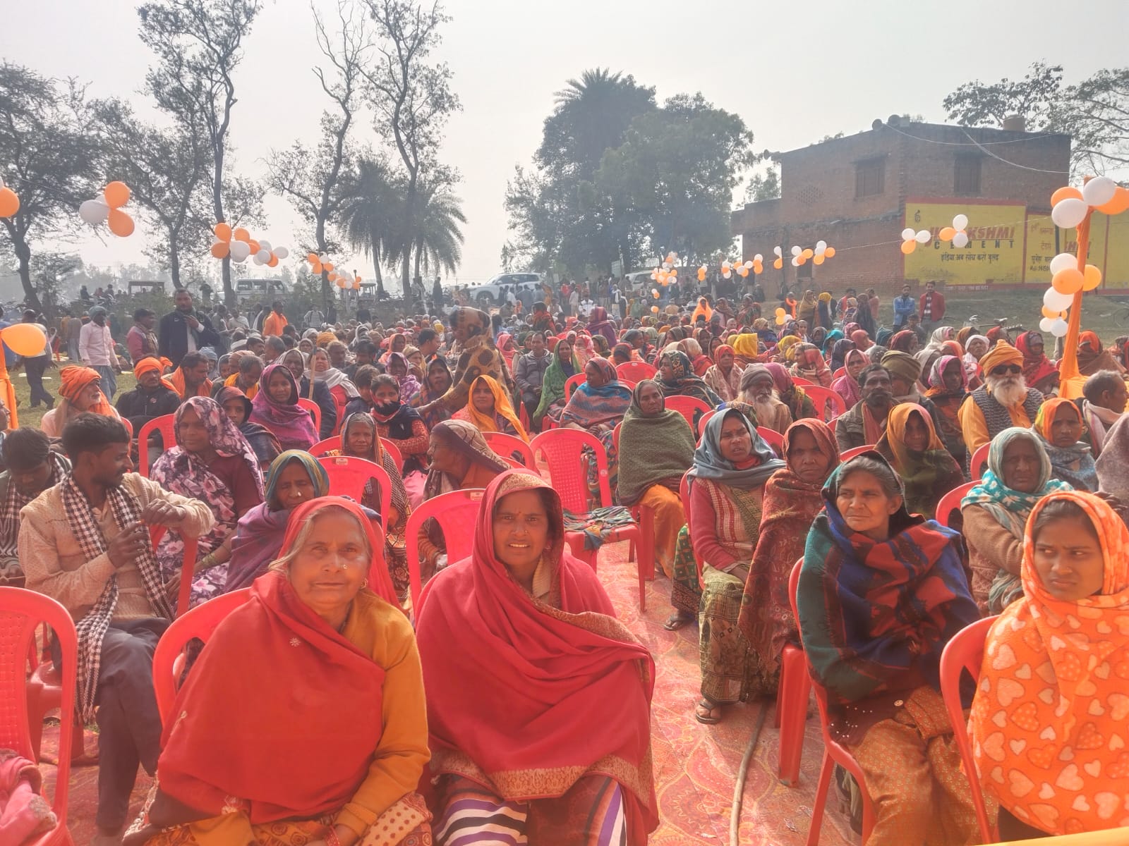 Barabanki:  हजारों जरूरतमंदों को ठंड से बचाव के लिए वितरित किए कंबल, ब्लॉक प्रमुख प्रतिनिधि ने स्व0 पिता की याद में आयोजित किया कार्यक्रम