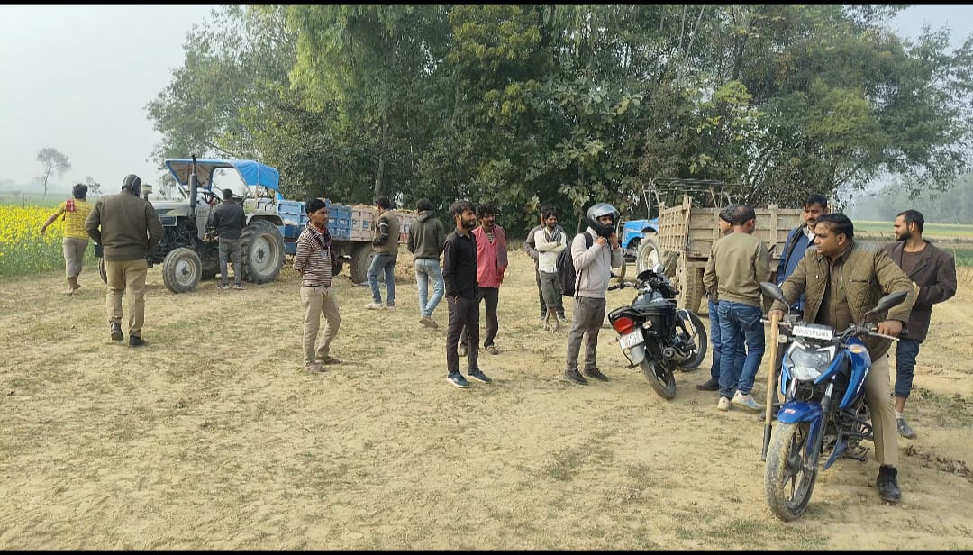 Barabanki: अवैध मिट्टी खनन के खिलाफ प्रशासन की बड़ी कार्रवाई, दो ट्रैक्टर ट्रालियां सीज, मचा हड़कंप