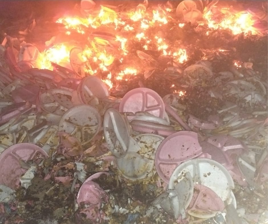 Barabanki: पराली जलाने वाले किसानों पर FIR! शहर की घनी आबादी के बीच कूड़ा जलाने की खुली छूट? प्रशासन की दोहरी नीति - जहरीले धुएं से स्थानीय लोग परेशान