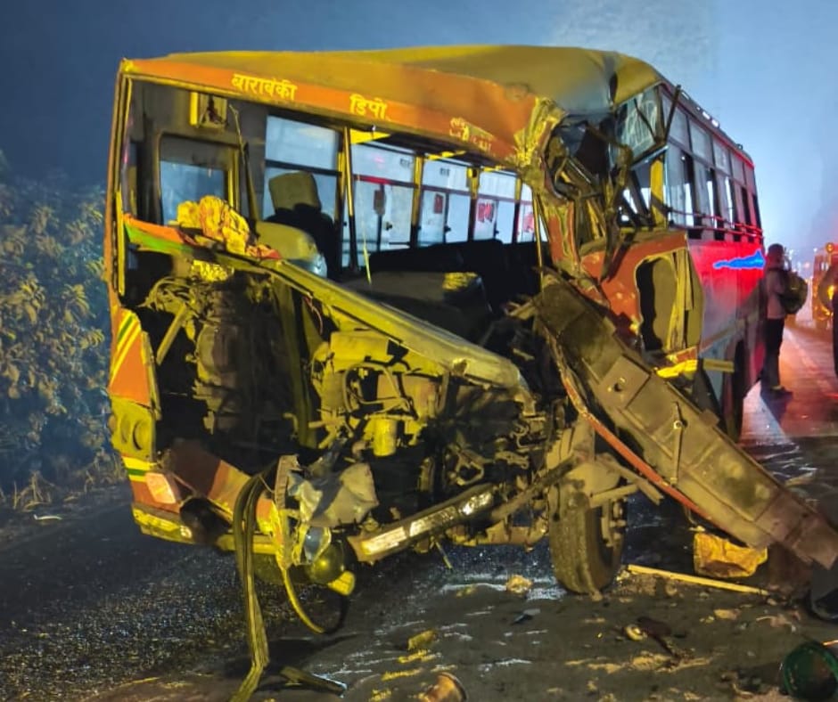 Barabanki: ट्रैक्टर-ट्रॉली से टकराकर रोड़वेज बस के उड़े परखच्चे, भीषण सड़क हादसे में 6 लोग गंभीर घायल, 1 जिला अस्पताल रेफर