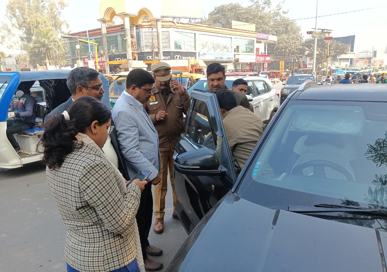 Barabanki: उप परिवहन आयुक्त ने संभाली सड़क सुरक्षा अभियान की कमान, 96 वाहन चालकों के काटे गए चालान