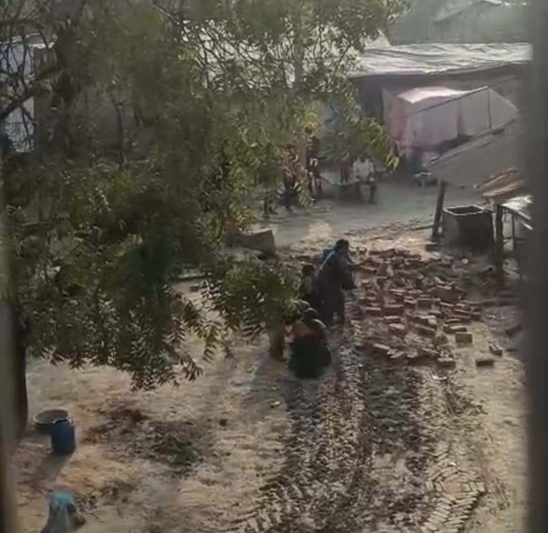 Barabanki: पुलिस-राजस्व टीम की मौजूदगी में बना खड़ंजा, टीम के जाते ही दबंगों ने उखाड़ डाला; ग्रामीणों में गहरा आक्रोश