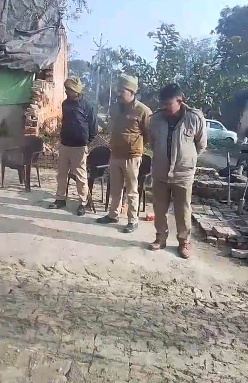 Barabanki: पुलिस-राजस्व टीम की मौजूदगी में बना खड़ंजा, टीम के जाते ही दबंगों ने उखाड़ डाला; ग्रामीणों में गहरा आक्रोश