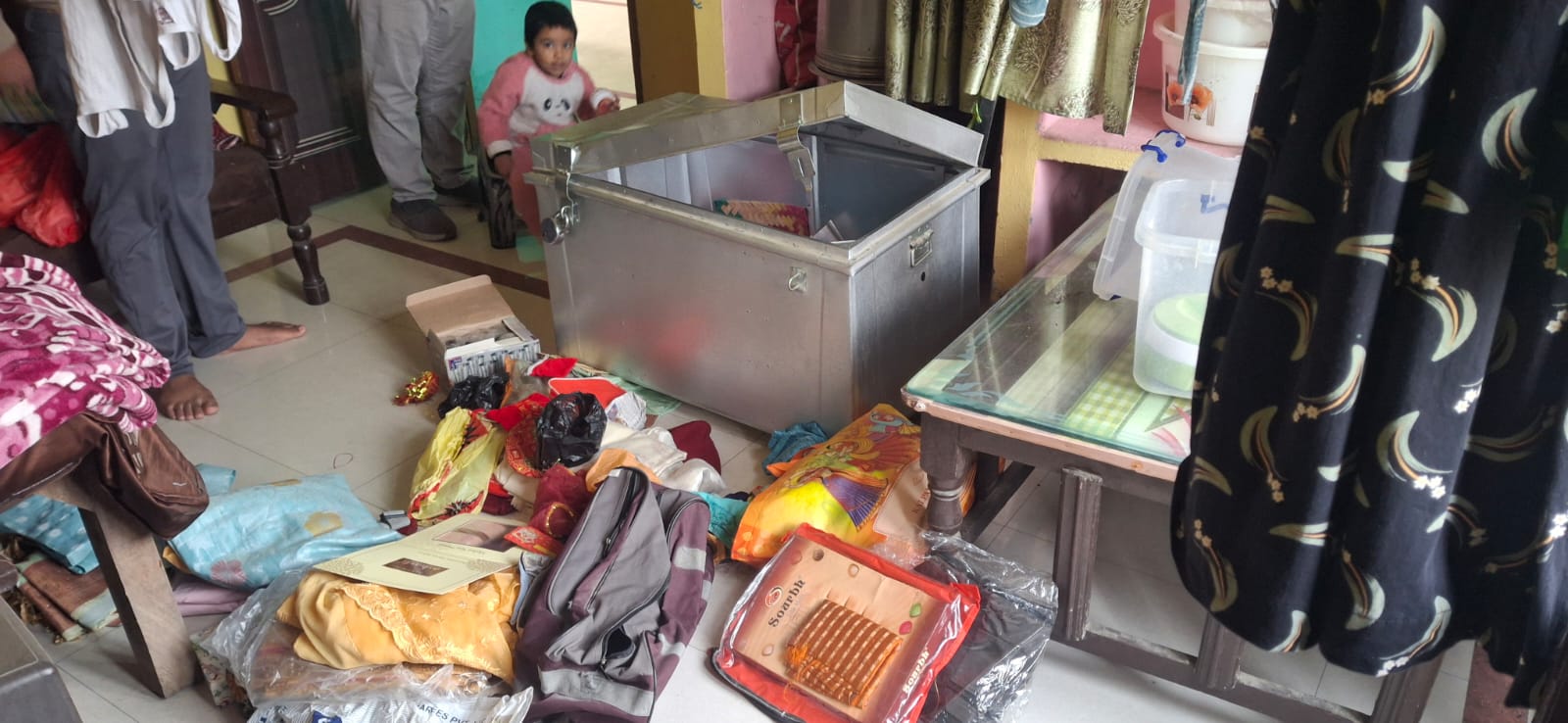 Barabanki: बेख़ौफ़ चोरों का तांडव, ज्वेलर्स व कम्पॉजिट शराब की दुकान को बनाया निशाना, लाखों के जेवरात व महंगी शराब चोरी; CCTV का DVR भी ले उड़े चोर