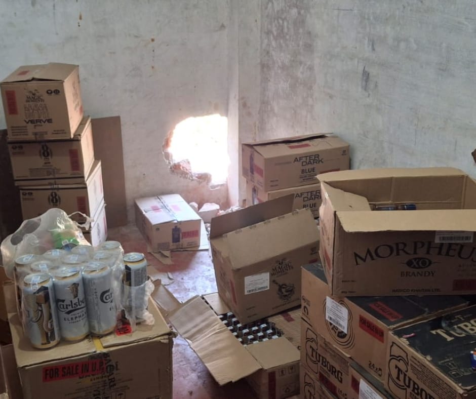 Barabanki: बेख़ौफ़ चोरों का तांडव, ज्वेलर्स व कम्पॉजिट शराब की दुकान को बनाया निशाना, लाखों के जेवरात व महंगी शराब चोरी; CCTV का DVR भी ले उड़े चोर