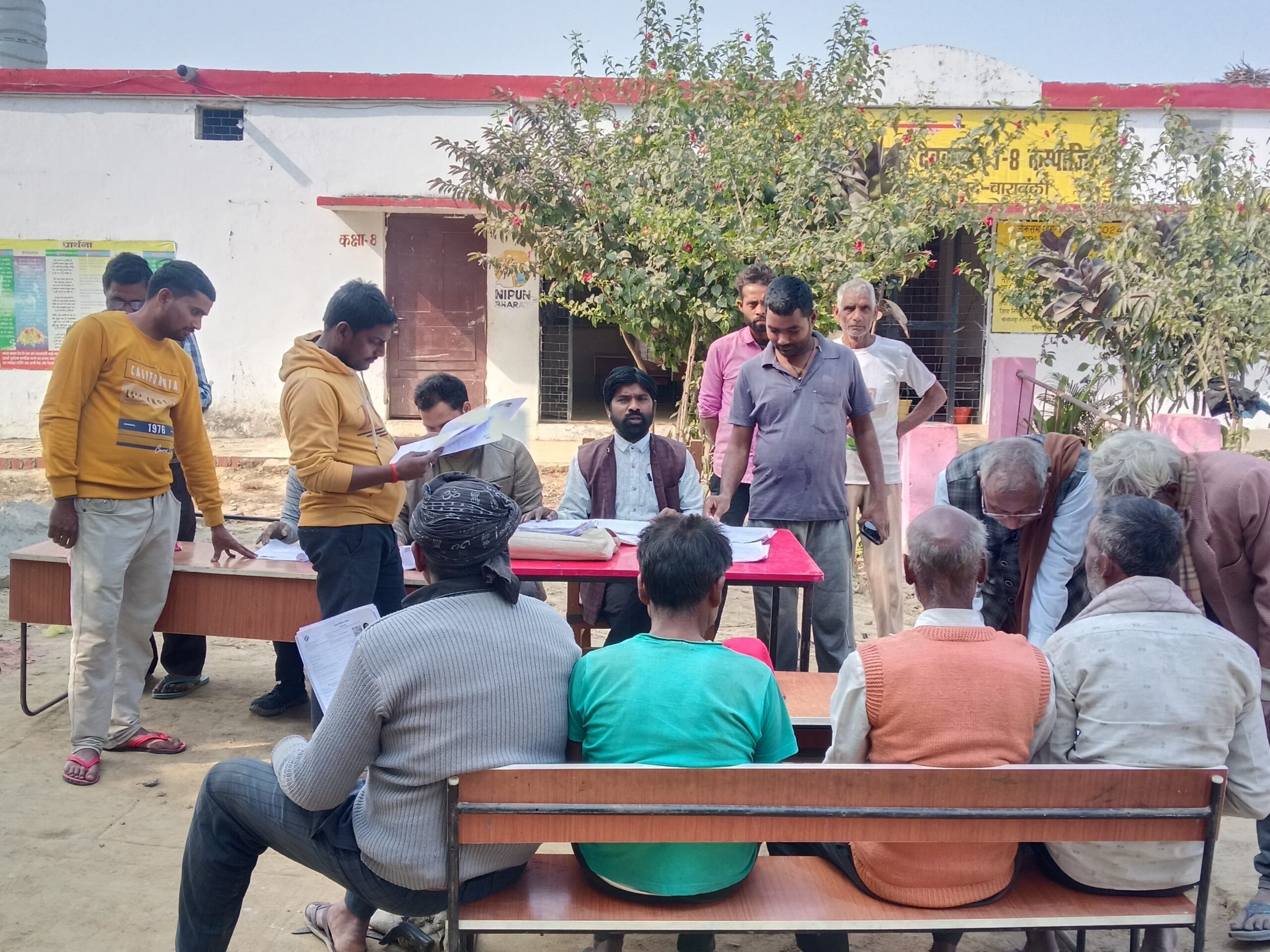 Barabanki: मतदाता सूची सुधार अभियान के तहत सभी 2870 बूथों पर मतदाता सूची का वाचन, एक दिन में प्राप्त हुए 3254 फार्म; अधिकारियों ने किया निरीक्षण