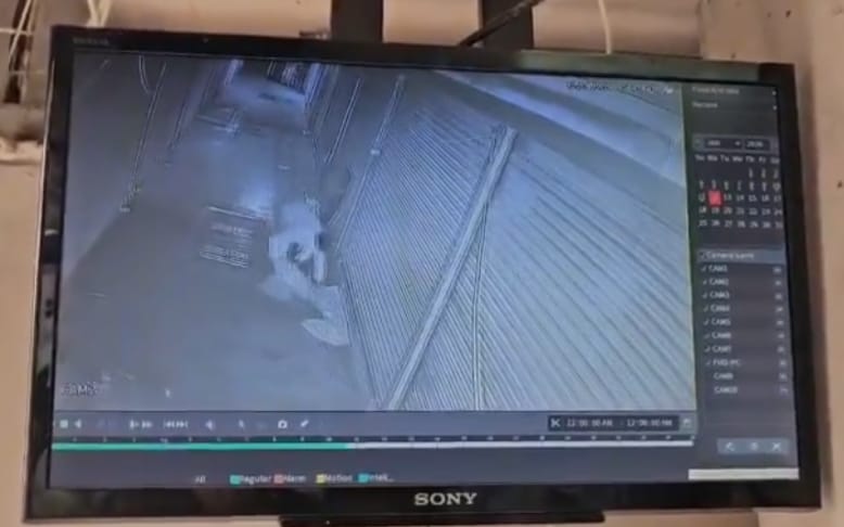 Barabanki: शहर के बीचों-बीच मोबाइल शॉप का ताला काटकर लाखों की चोरी, CCTV में क़ैद हुई पूरी वारदात 